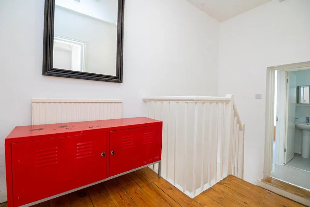 בית הארחה לונדון Refurbished Double Bedroom