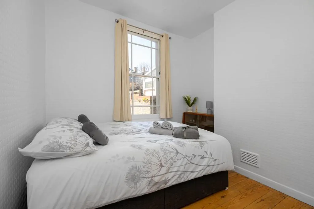 בית הארחה לונדון Refurbished Double Bedroom