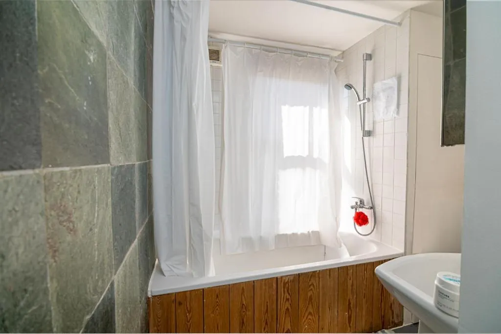 לונדון Refurbished Double Bedroom בית הארחה