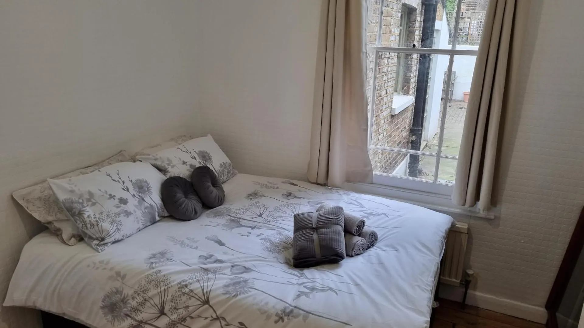 לונדון Refurbished Double Bedroom 0*,  בריטניה