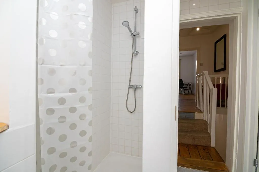 בית הארחה לונדון Refurbished Double Bedroom