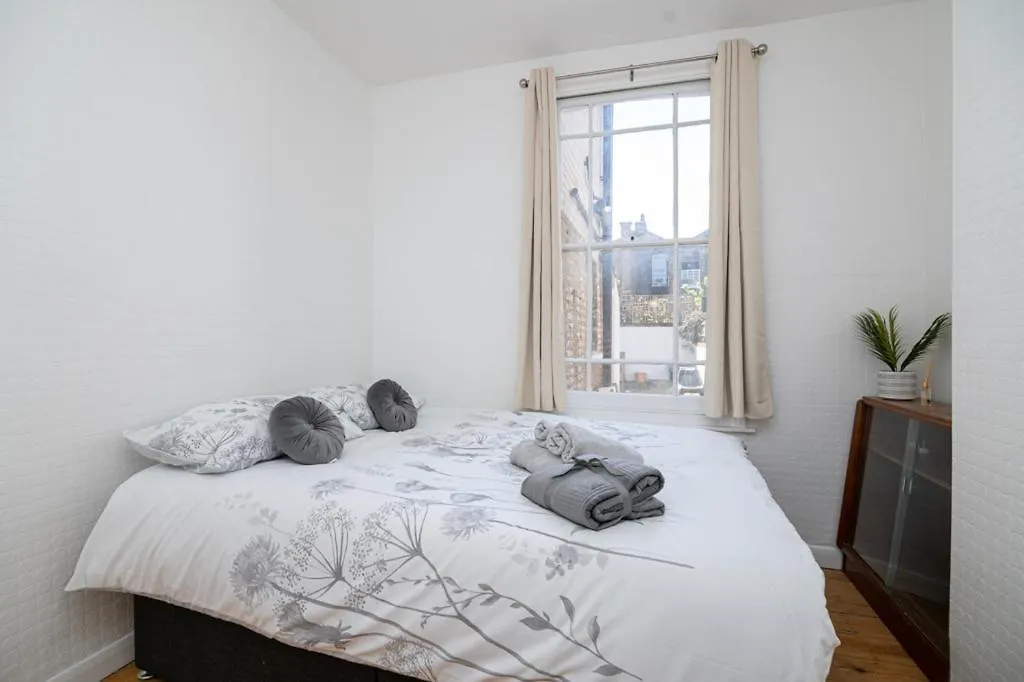 לונדון Refurbished Double Bedroom בית הארחה
