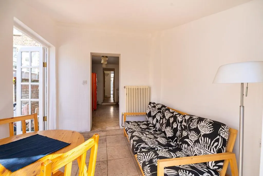 לונדון Refurbished Double Bedroom