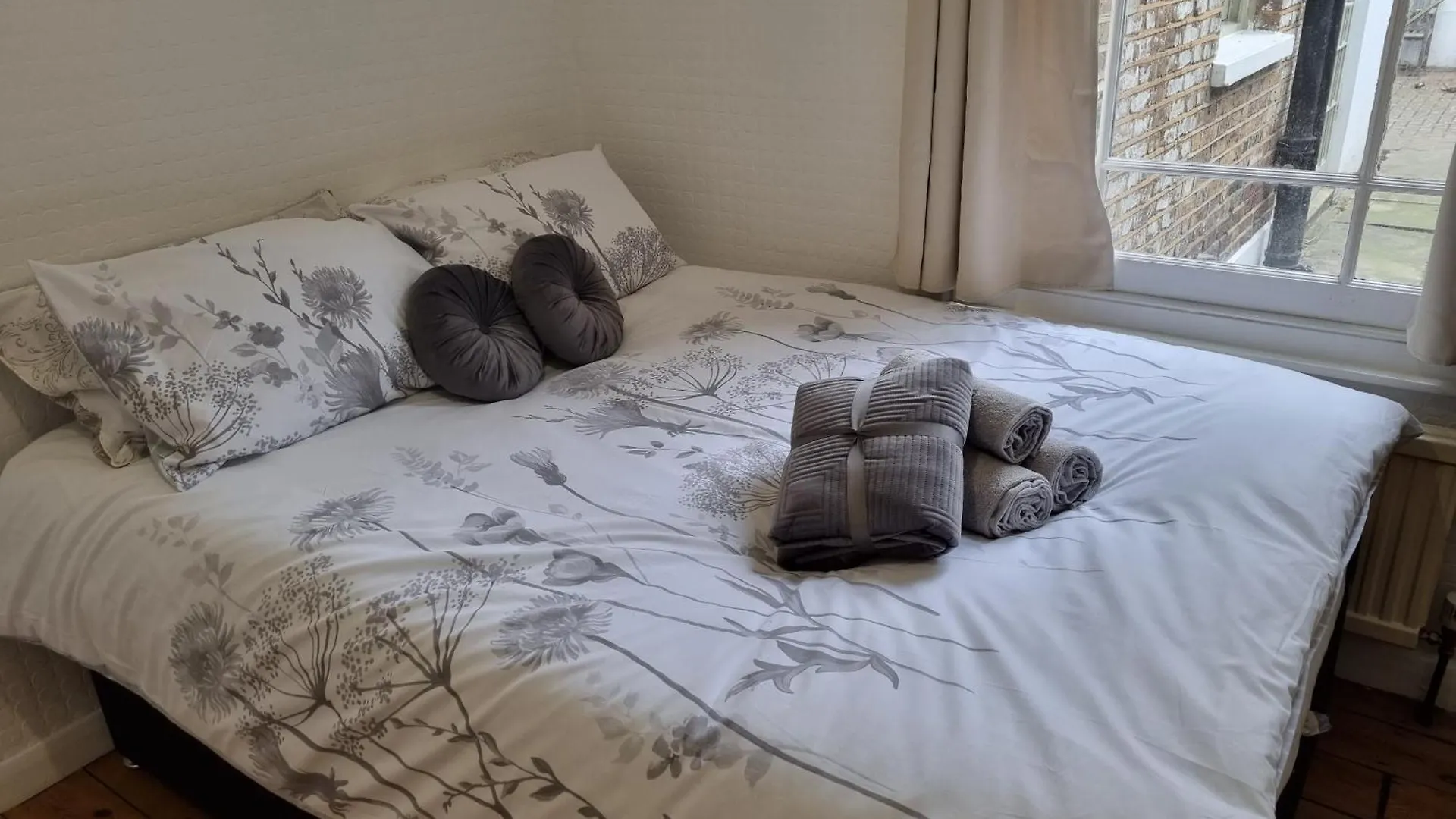 בית הארחה לונדון Refurbished Double Bedroom