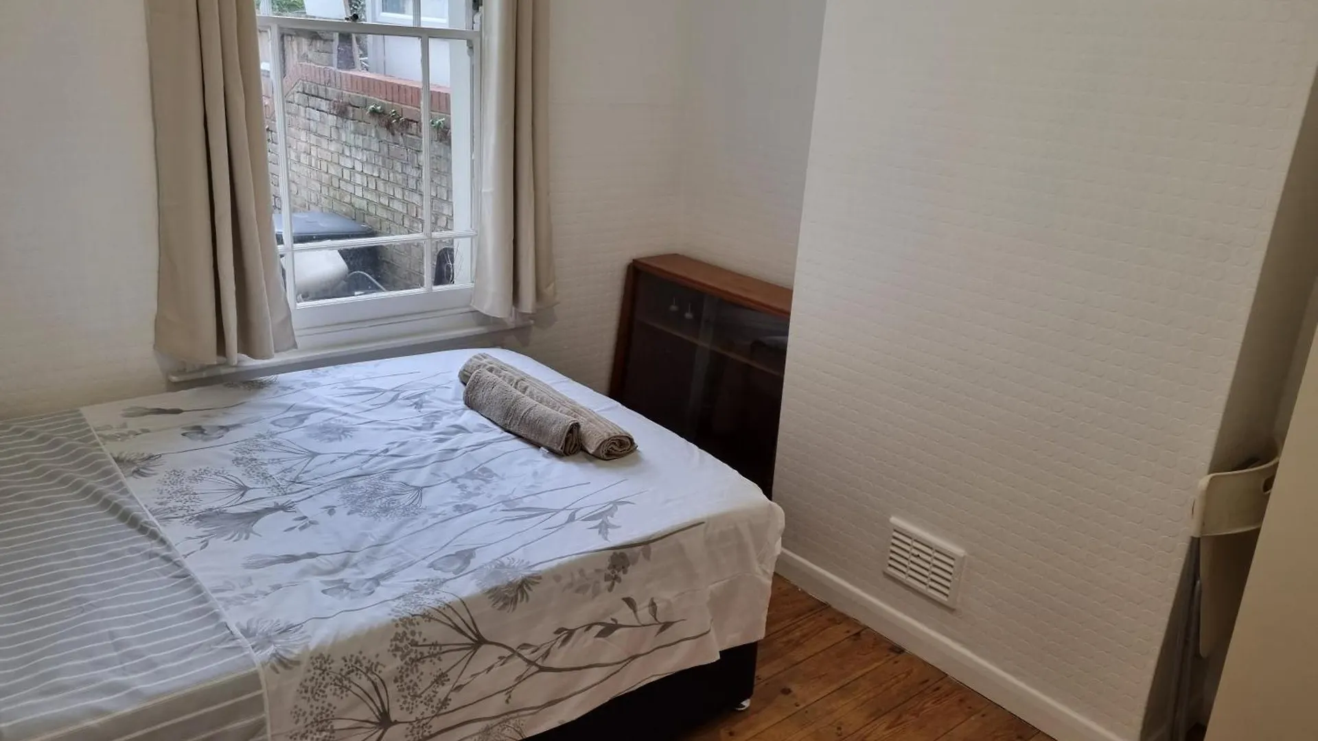 לונדון Refurbished Double Bedroom 0*,  בריטניה